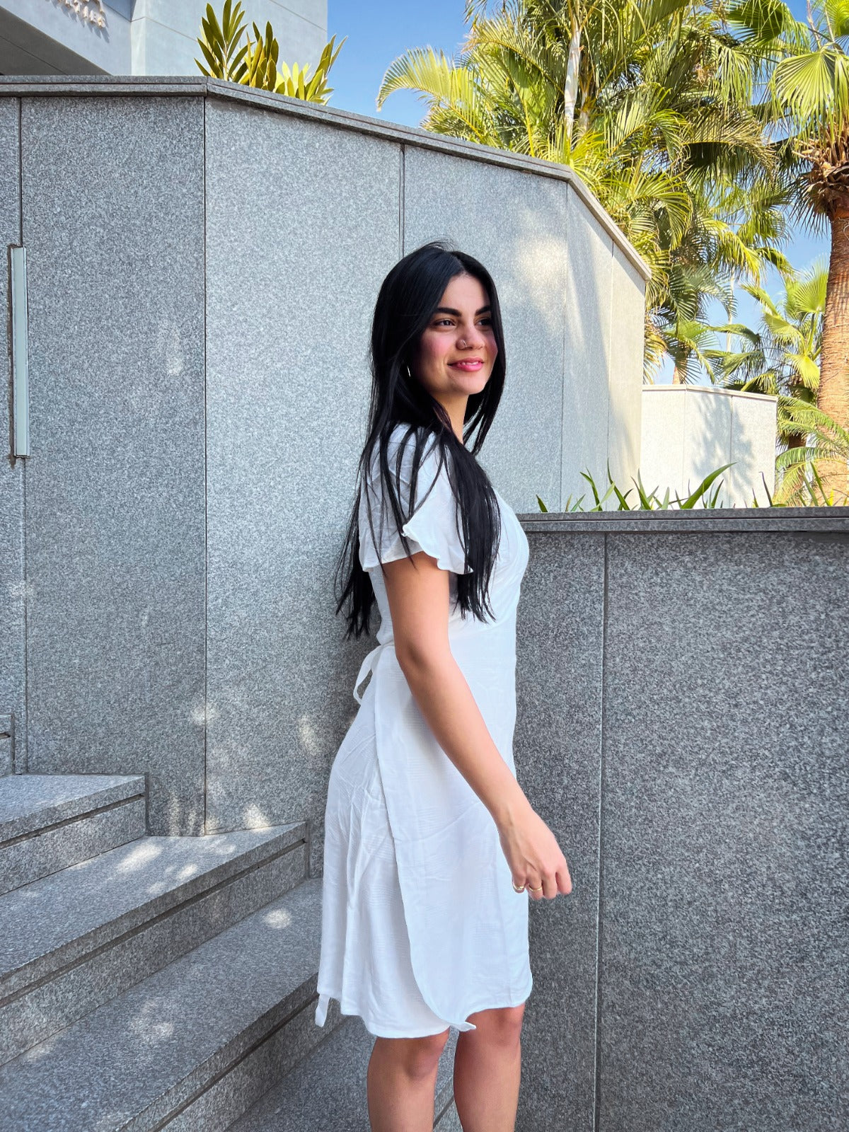 فستان ميدي ملفوف باللون الكريمي