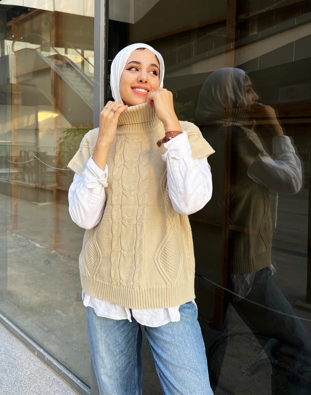 سترة محبوكة برقبة عالية باللون البيج