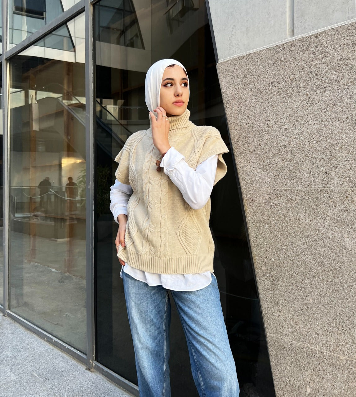 سترة محبوكة برقبة عالية باللون البيج
